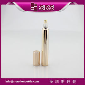 Uma garrafa de vidro de ouro rosa metalizada de 15 ml e 17 mm de diâmetro com uma bola de ouro real e uma tampa de alumínio.